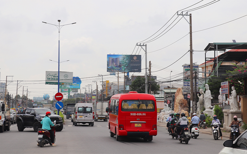 TRỤC ĐƯỜNG QUỐC LỘ 13 (GẦN CỔNG CHÀO BÌNH DƯƠNG) - BDG-1964